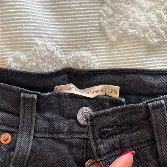 Levi’s • Ribcage Jeans - Picture 2 of 3